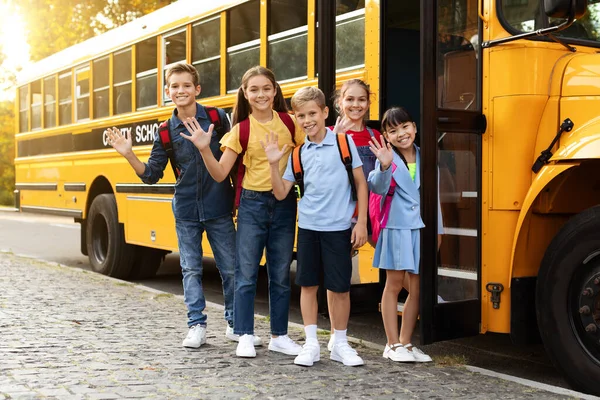 Grupo Niños Felices Parados Cerca Del Autobús Escolar Saludando Con — Foto de Stock