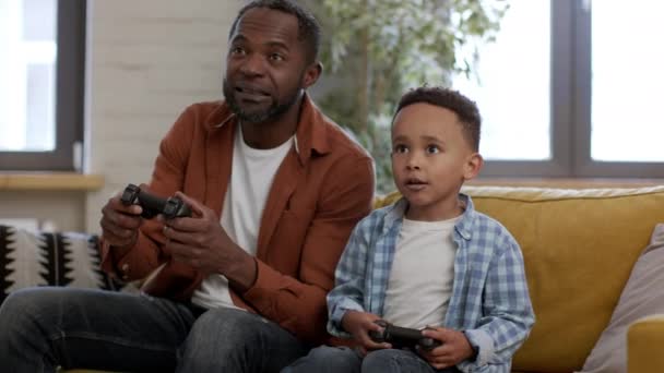 Батько Син Розважаються Захоплений Афроамериканський Тато Грає Відеоігри Своєю Дитиною — стокове відео