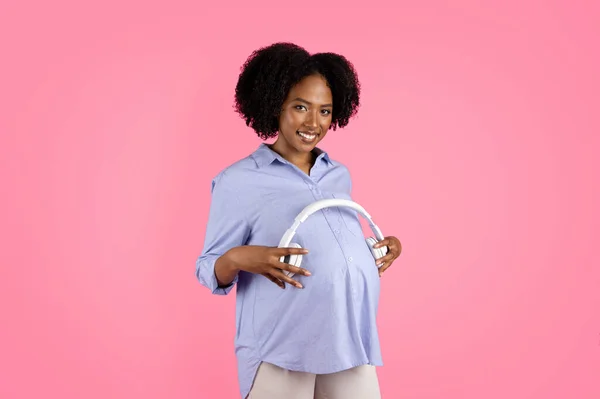 Šťastné Tisícileté Černošky Těhotná Dáma Dává Sluchátka Velké Břicho Poslech — Stock fotografie