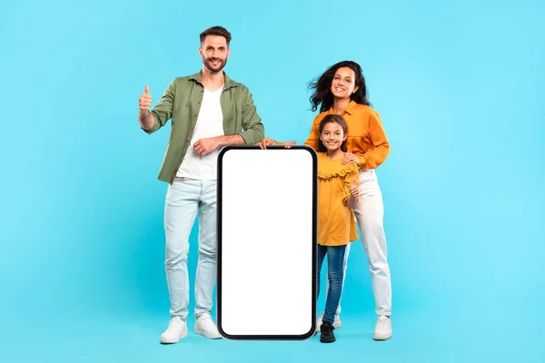 Glückliche Familie Die Neben Einem Großen Handy Mit Weißem Leeren — Stockfoto
