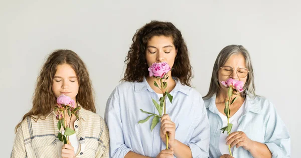 Neşeli Kafkasyalı Genç Olgun Kadınlar Kapalı Gözleri Olan Çiçekleri Tutan — Stok fotoğraf