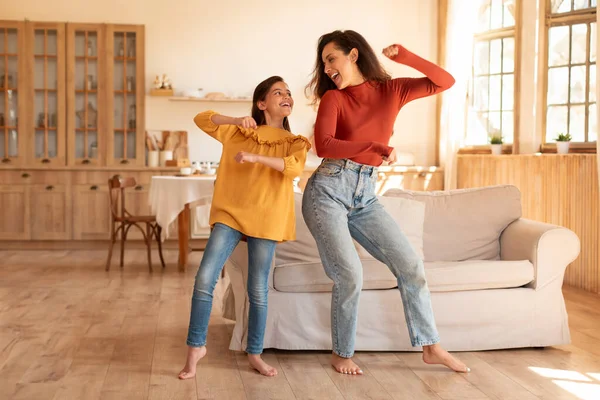 Maman Arabe Positive Jeune Fille Préadolescente Dansant Ensemble Debout Dans — Photo