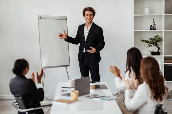 Glückliche Männliche Business Trainer Oder Teamleiter Die Neben Whiteboards Stehen — Stockfoto