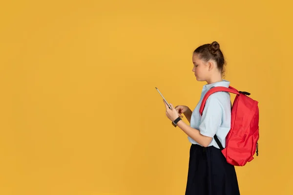 Serieuze Europese Tiener Schoolmeisje Met Rugzak Typen Aan Telefoon School — Stockfoto