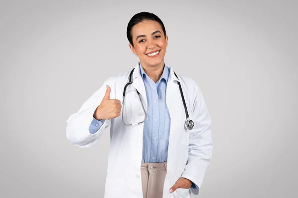 Vrolijke Braziliaanse Vrouw Medische Werkkleding Arts Die Duim Omhoog Glimlachend — Stockfoto