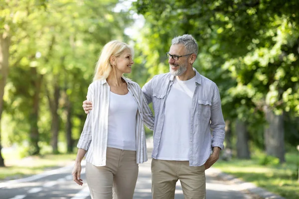 Romantikus Érett Férfi Együtt Sétálnak Úton Nyári Parkban Boldog Szerető — Stock Fotó