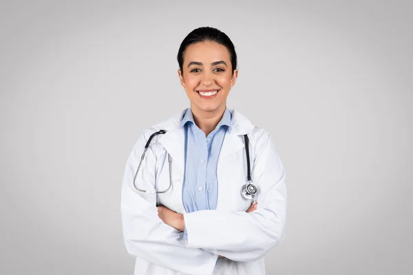 Healthcare Concept Portrait Young Latin Woman Doctor Posing Folded Arms — Stock Photo, Image