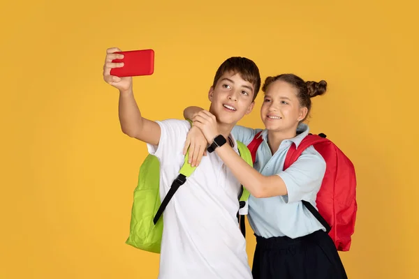 Pozitivní Evropské Teenager Děti Batohy Objímání Přičemž Selfie Smartphone Škole — Stock fotografie