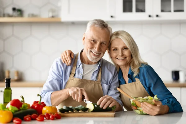 Foto Von Fröhlichen Senioren Die Gemeinsam Hause Kochen Älteren Ehepartnern — Stockfoto
