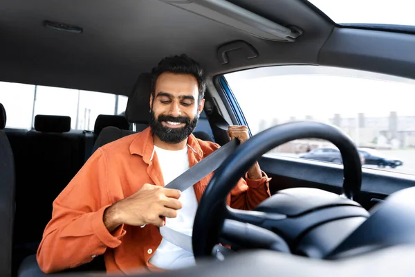 Automobile Travel Safety Homem Motorista Indiano Feliz Colocando Cinto Segurança — Fotografia de Stock
