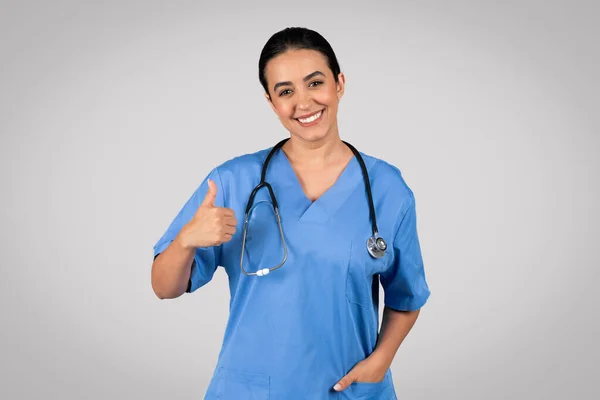 Позитивна Бразильська Жінка Лікар Формі Показує Великий Палець Рекомендує Медичне — стокове фото