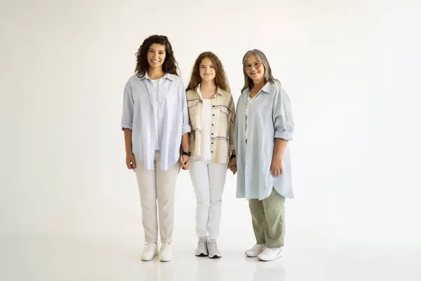 Olumlu Beyaz Yaşlı Yetişkin Genç Kadınlar Ele Tutuşup Beyaz Duvar — Stok fotoğraf