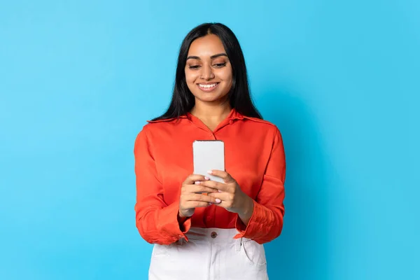 Niezła Aplikacja Mobilna Uśmiechnięta Młoda Hinduska Kobieta Używająca Smartfona Surfingu — Zdjęcie stockowe