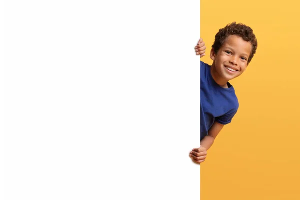 Netter Fröhlicher Afrikanisch Amerikanischer Schuljunge Alter Von Einem Weißen Plakat — Stockfoto