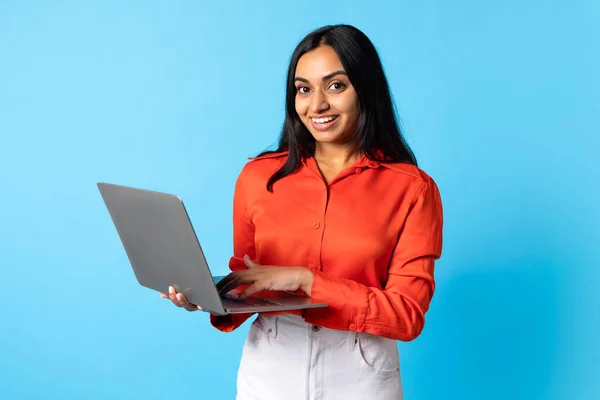 Hintli Kadın Dizüstü Bilgisayar Kullanıyor Kameraya Gülümsüyor Daktilo Ile Mavi — Stok fotoğraf
