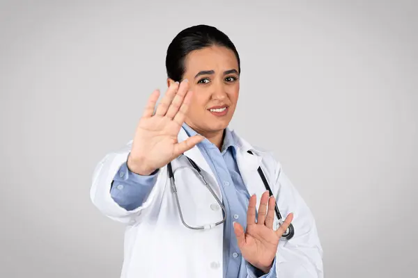 Médica Latina Infeliz Casaco Branco Fazendo Gesto Parada Com Mãos — Fotografia de Stock
