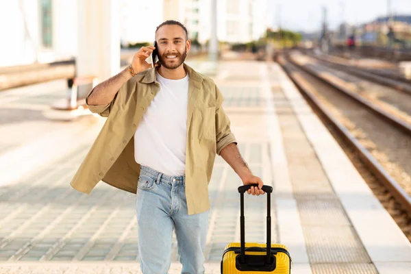 Pozitív Generációs Kaukázusi Fickó Bőrönddel Telefonál Élvezi Utazást Vasútállomáson Aktív — Stock Fotó
