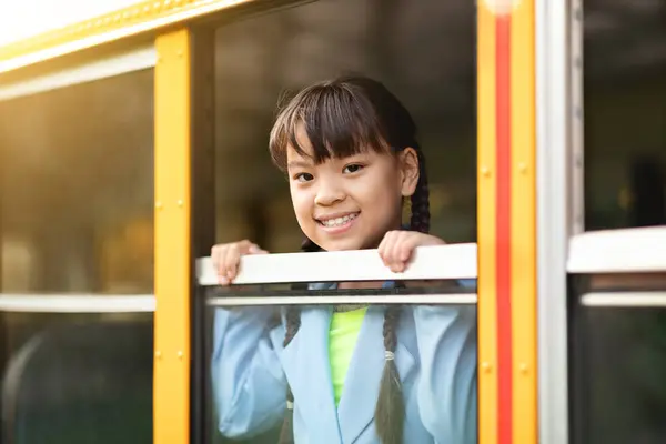 Schattig Tiener Aziatisch Meisje Kijken Uit Schoolbus Raam Vrolijke Vrouwelijke — Stockfoto