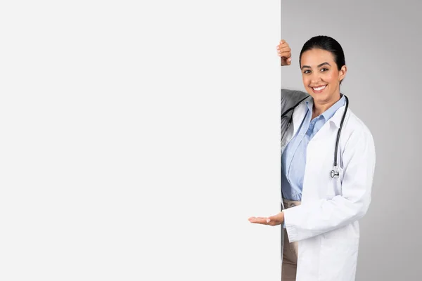 Медична Реклама Щаслива Молода Жінка Лікар Яка Демонструє Ефективну Рекламу — стокове фото