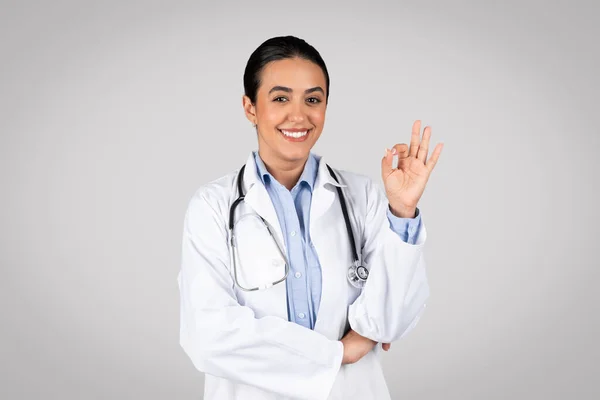 Щаслива Молода Бразильська Жінка Лікар Терапевт Білому Пальто Демонструє Чіткий — стокове фото