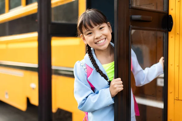 Симпатичная Азиатка Стоящая Дверях Школьного Автобуса Смотрящая Камеру Веселая Девочка — стоковое фото