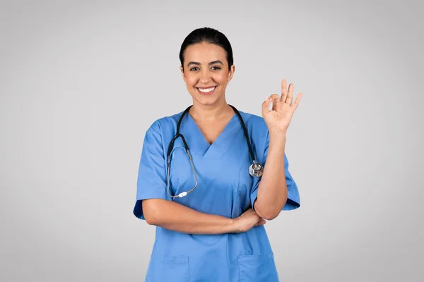 Χαίρομαι Βραζιλιάνα Γυναίκα Γιατρός Μπλε Στολή Δείχνει Σημάδι Και Χαμογελώντας — Φωτογραφία Αρχείου