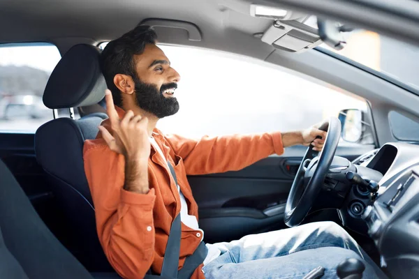 Desfrutando Viagens Carro Glad Arab Man Montando Novo Veículo Automóvel — Fotografia de Stock