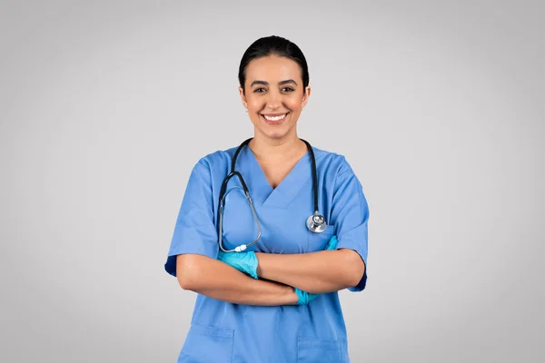 Retrato Enfermeira Brasileira Positiva Posando Com Braços Cruzados Sorrindo Olhando — Fotografia de Stock