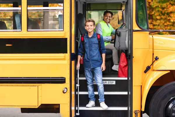 Lachende Knappe Jongen Die Uit Gele Schoolbus Stapt Gelukkig Mannelijk — Stockfoto