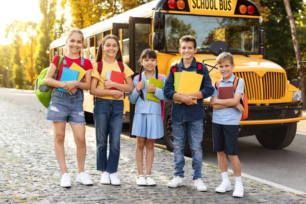 Zpátky Školy Multiethnic Group Children Posing Outdoors Yellow School Bus — Stock fotografie