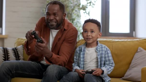 Grande Noite Família Menino Afro Americano Emocional Desfrutando Videogames Com — Vídeo de Stock