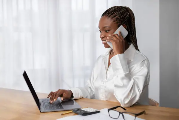 Pretty Young Black Business Lady Wearing Formal Outfit Sitting Desk — Stock Photo, Image