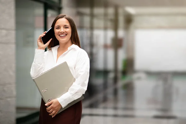 Letişimi Neşeli Girişimci Kadın Modern Ofis Çişleri Nden Cep Telefonu — Stok fotoğraf