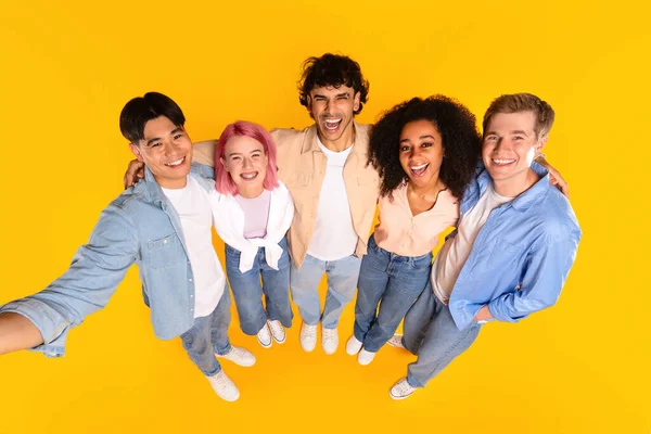 Boldog Nemzetközi Csoport Tinédzser Barátok Ölelkeznek Szelfit Készítenek Sárga Stúdió — Stock Fotó