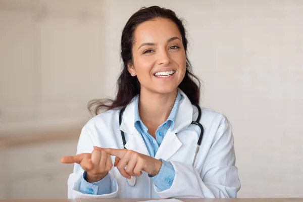 Smiling Caucasian Female Therapist White Coat Gesturing Consulting Online Clinic — Stock Photo, Image