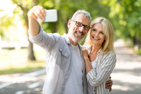 Boldog Érett Pár Szórakozás Miközben Selfie Smartphone Szabadban Vidám Idősebb — Stock Fotó