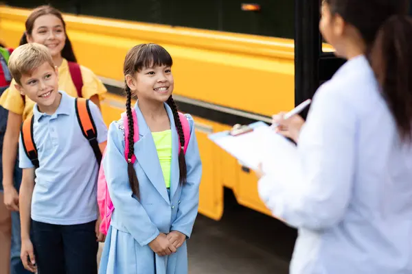 Maestra Negra Actualizando Lista Chequeo Niños Que Entran Autobús Escolar — Foto de Stock