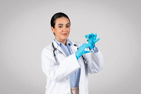 Young Brazilian Female Doctor White Coat Gloves Taking Vaccine Syringe — Stock Photo, Image