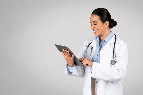 Glada Latinska Kvinnliga Läkare Vit Uniform Med Digital Tablett Leende — Stockfoto