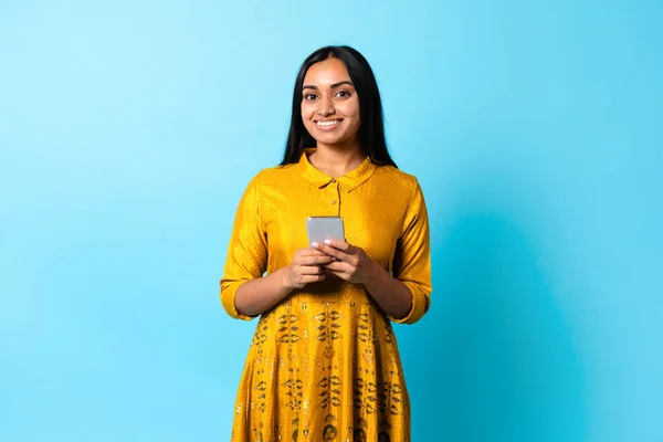 Aplikacja Mobilna Młoda Hinduska Kobieta Korzystająca Telefonu Komórkowego Uśmiechnięta Aparatu — Zdjęcie stockowe