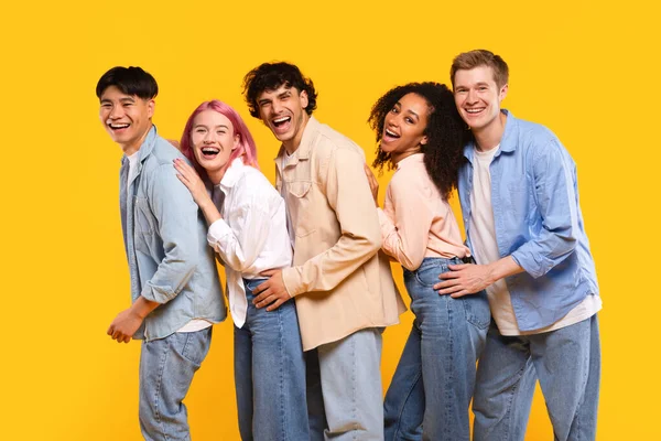 黄色い背景の上に一緒に立っている喜びの多人種多様な十代の友人のグループ ポーズと笑い スタジオで楽しんで 馬鹿げている カメラを見て — ストック写真