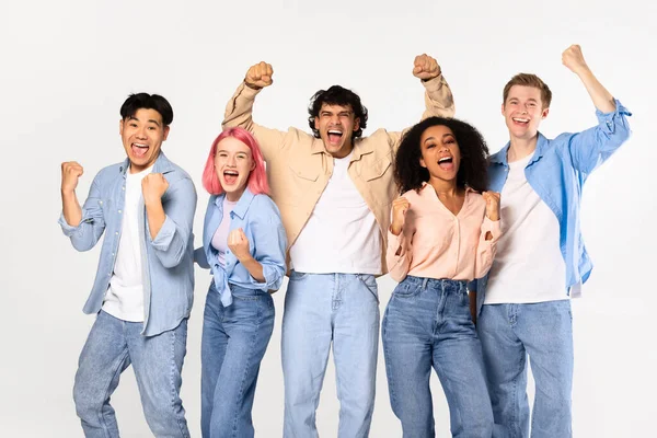 Boldog Tini Multiracionális Barátok Kiabál Rázza Öklével Pózol Kamera Diákok — Stock Fotó