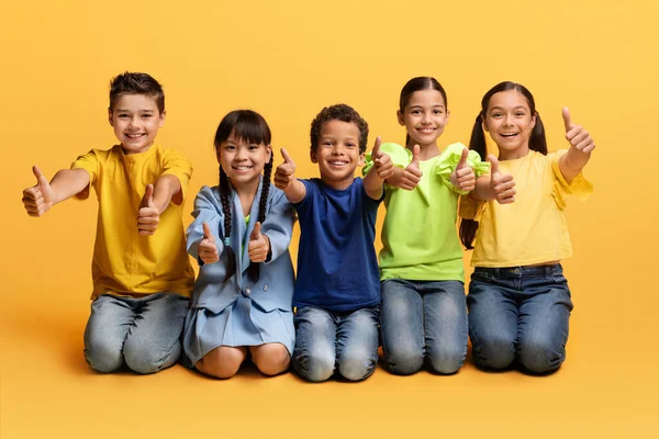 Grande Oferta Excitante Oferta Para Crianças Feliz Diversas Crianças Multiétnicas — Fotografia de Stock