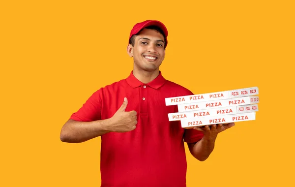 Pizzeria 멕시코의 Guy Holds Stack Boxes Gesturing Thumbs Yellow 스튜디오 — 스톡 사진