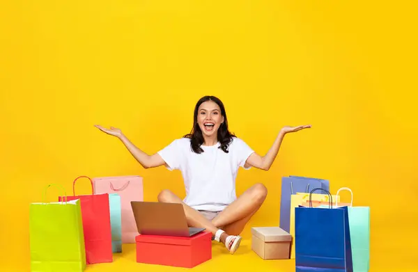 Online Shopping Concept Šťastná Mladá Žena Notebookem Světlé Nákupní Tašky — Stock fotografie