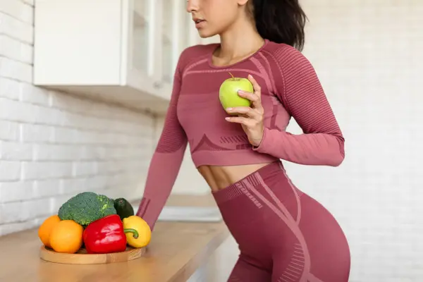 Spor Nutrition Fitness Woman Fitness Holding Apple Modern Kitchen Indoor — Stok fotoğraf