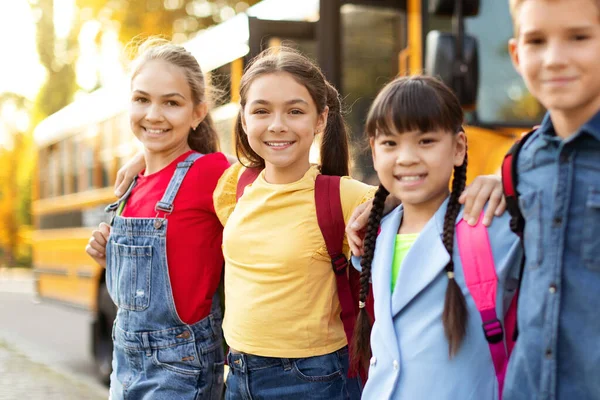 Skupina Multietnických Happy Kids Stojící Venku Blízkosti Školní Autobus Portrét — Stock fotografie