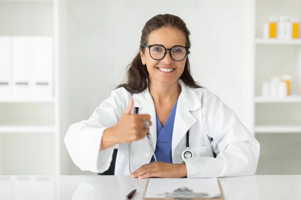 Happy Beautiful Caucasian Mature Woman Doctor Who Has Her Own — Stock Photo, Image