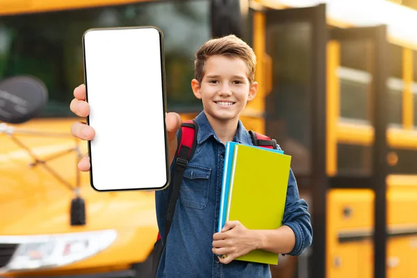 Educatieve App Glimlachende Schooljongen Toont Grote Smartphone Met Blanco Zwart — Stockfoto
