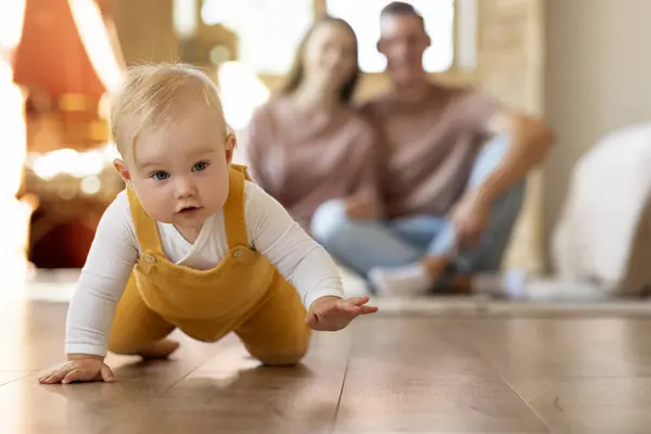 Pais Felizes Olhando Para Seu Bebê Infantil Adorável Rastejando Chão — Fotografia de Stock